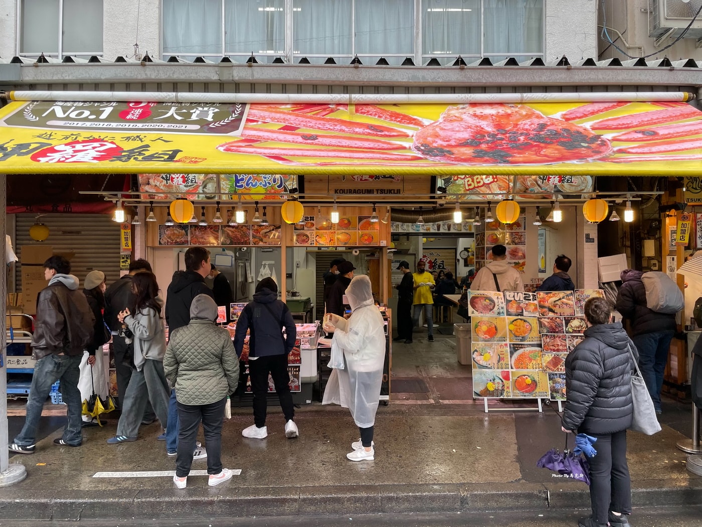 【東京築地美食推薦】2026築地場外市場必吃美食｜玉子燒 日式海鮮御飯糰 新鮮火烤海鮮 人氣抹茶拿鐵 築地美食攻略