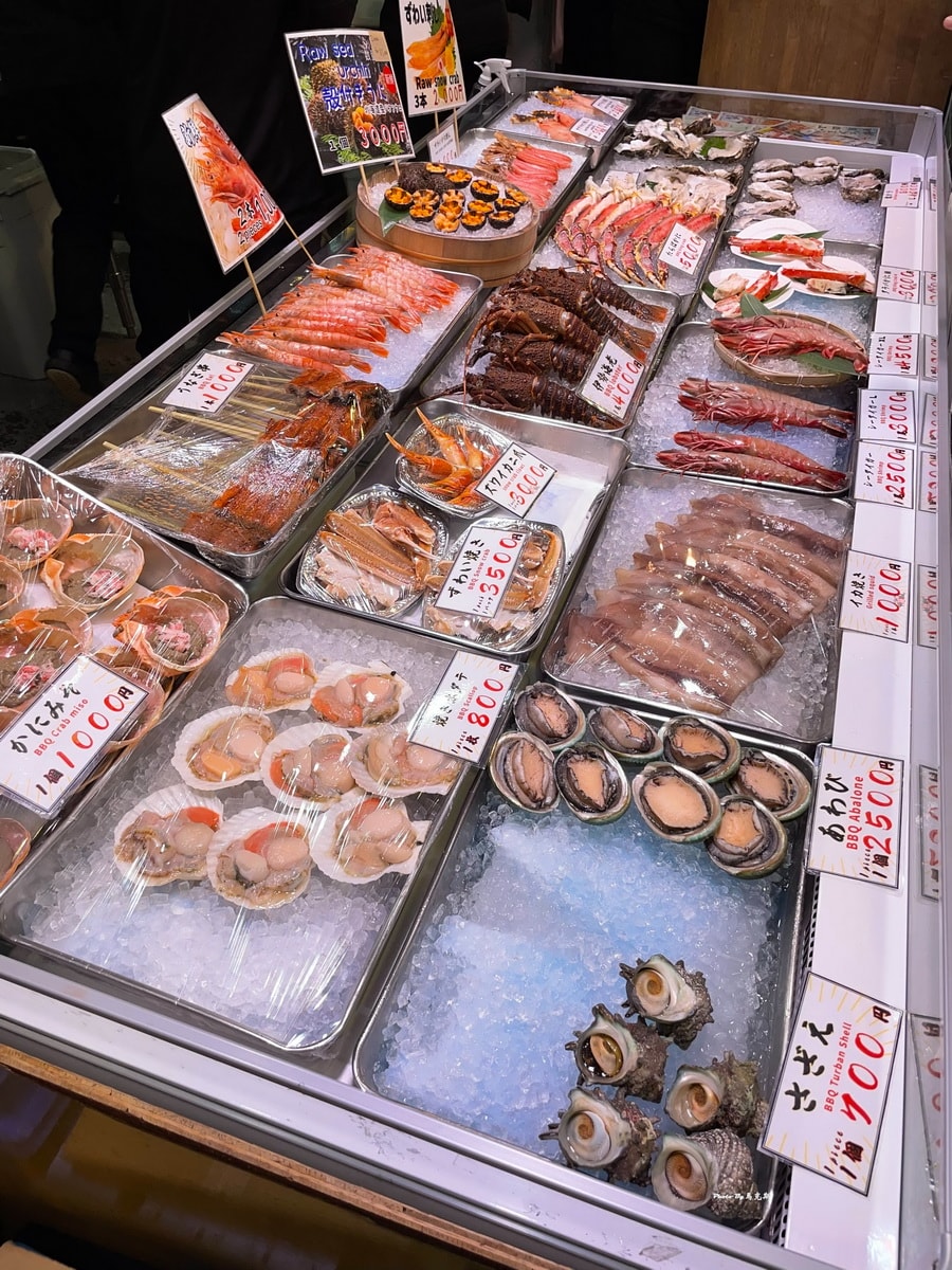 【東京築地美食推薦】2026築地場外市場必吃美食｜玉子燒 日式海鮮御飯糰 新鮮火烤海鮮 人氣抹茶拿鐵 築地美食攻略