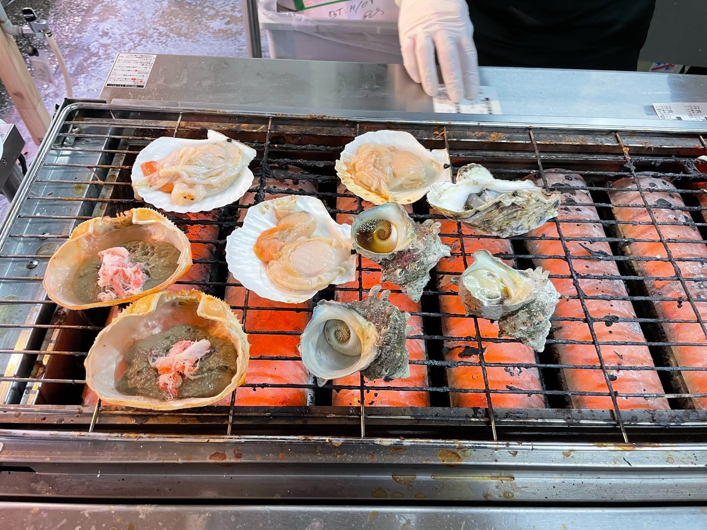 【東京築地美食推薦】2026築地場外市場必吃美食｜玉子燒 日式海鮮御飯糰 新鮮火烤海鮮 人氣抹茶拿鐵 築地美食攻略