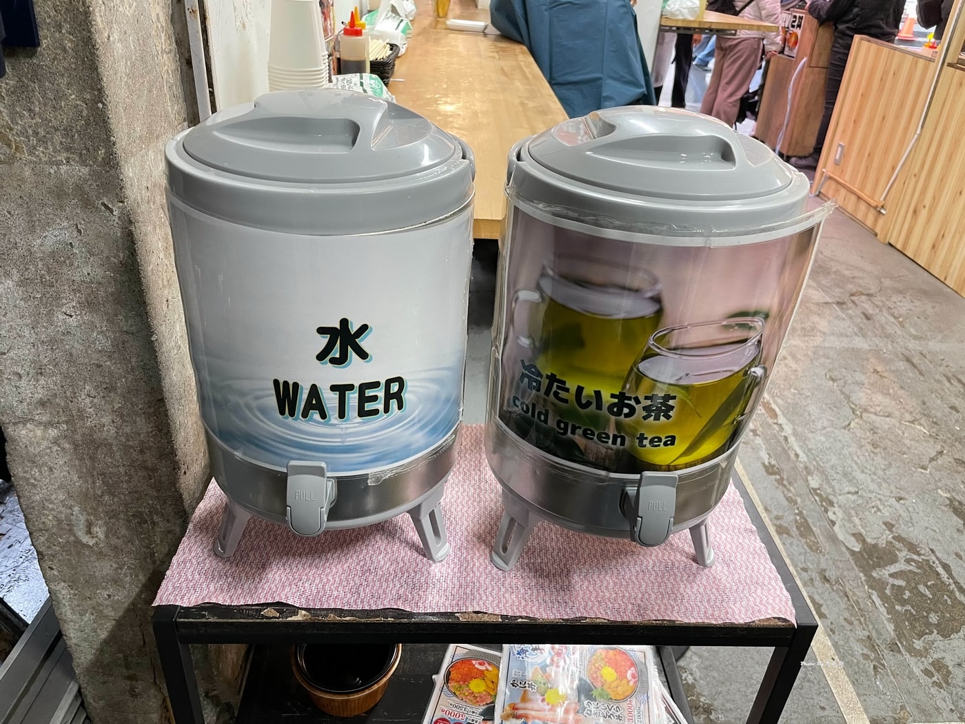 【東京築地美食推薦】2026築地場外市場必吃美食｜玉子燒 日式海鮮御飯糰 新鮮火烤海鮮 人氣抹茶拿鐵 築地美食攻略