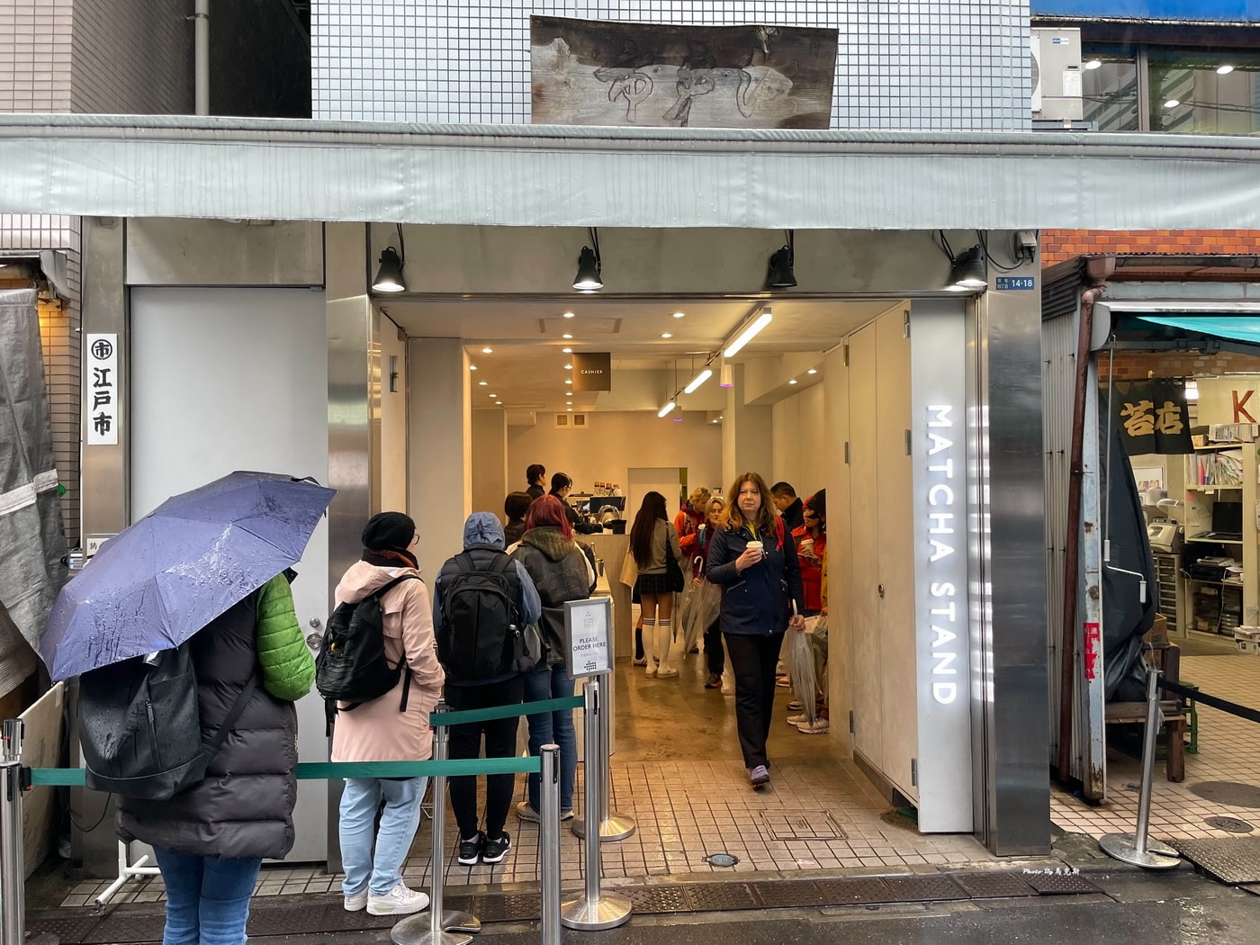 【東京築地美食推薦】2026築地場外市場必吃美食｜玉子燒 日式海鮮御飯糰 新鮮火烤海鮮 人氣抹茶拿鐵 築地美食攻略