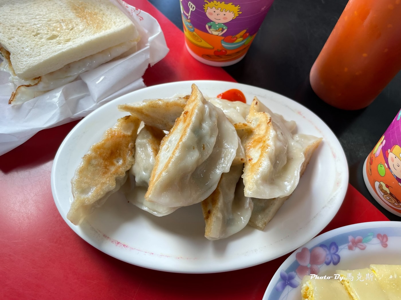 【花蓮美食推薦】國聯中西式早餐｜在地人推薦的銅板美食早餐 現包煎餃和鮪魚蛋三明治好吃 鄰近花蓮火車站 可外帶