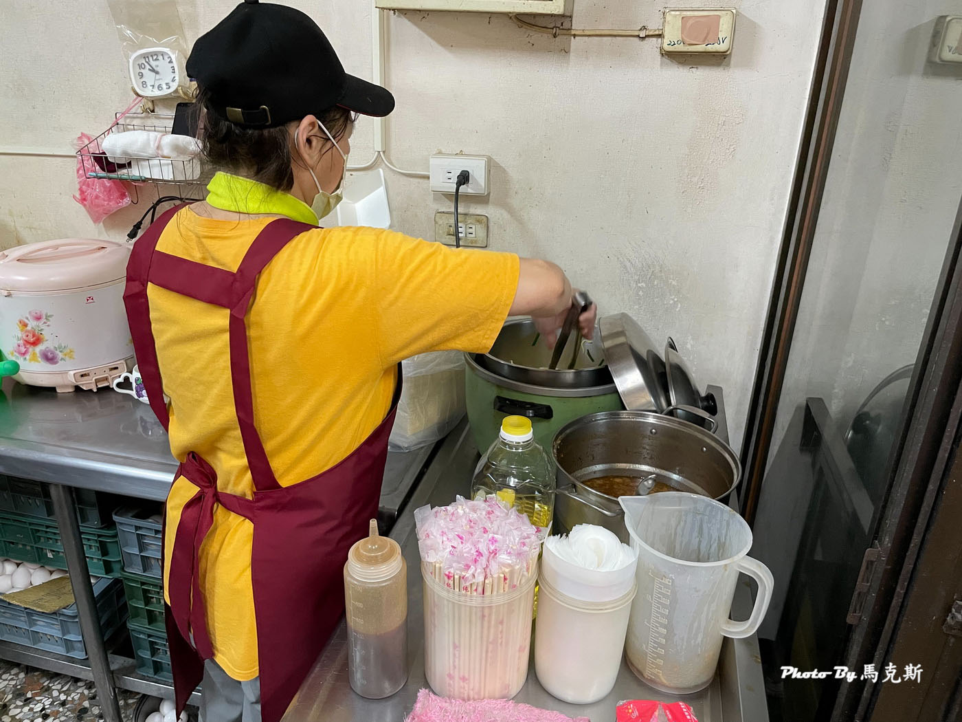 【南投美食推薦】南投黑古豆漿｜南崗工業區人氣銅板價早餐 古早味炒麵和飯糰喜歡 晚來容易賣完|外帶|台灣麻糬主題館|