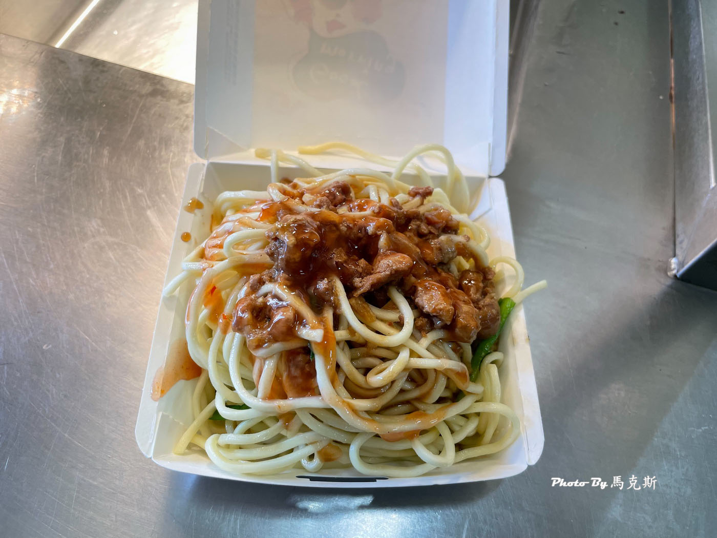 【南投美食推薦】南投黑古豆漿｜南崗工業區人氣銅板價早餐 古早味炒麵和飯糰喜歡 晚來容易賣完|外帶|台灣麻糬主題館|
