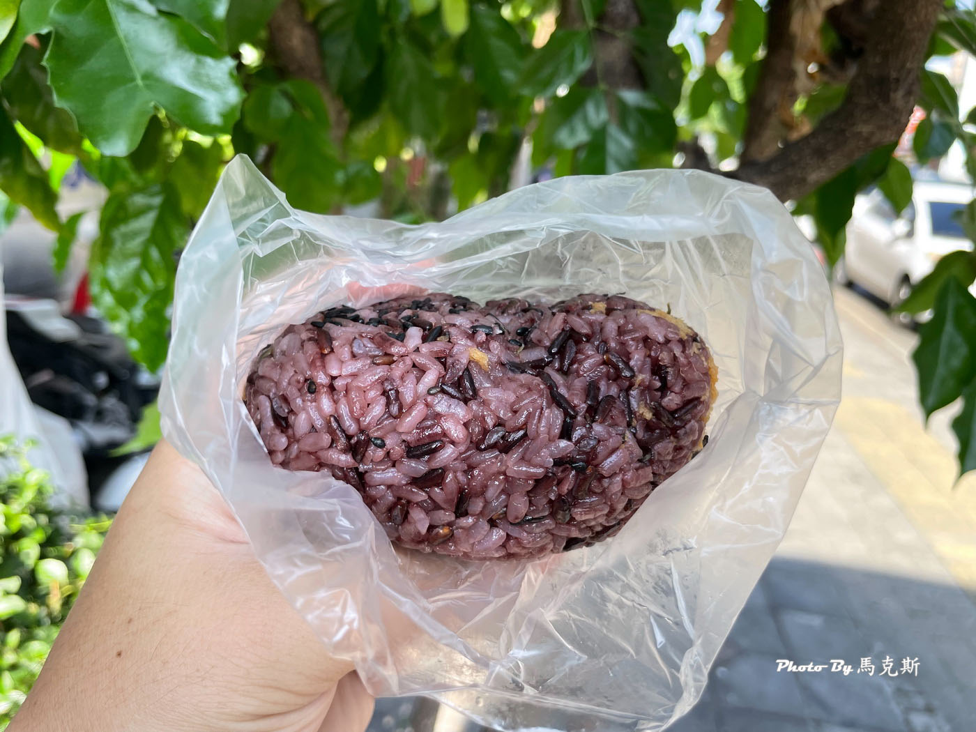 【南投美食推薦】南投黑古豆漿｜南崗工業區人氣銅板價早餐 古早味炒麵和飯糰喜歡 晚來容易賣完|外帶|台灣麻糬主題館|