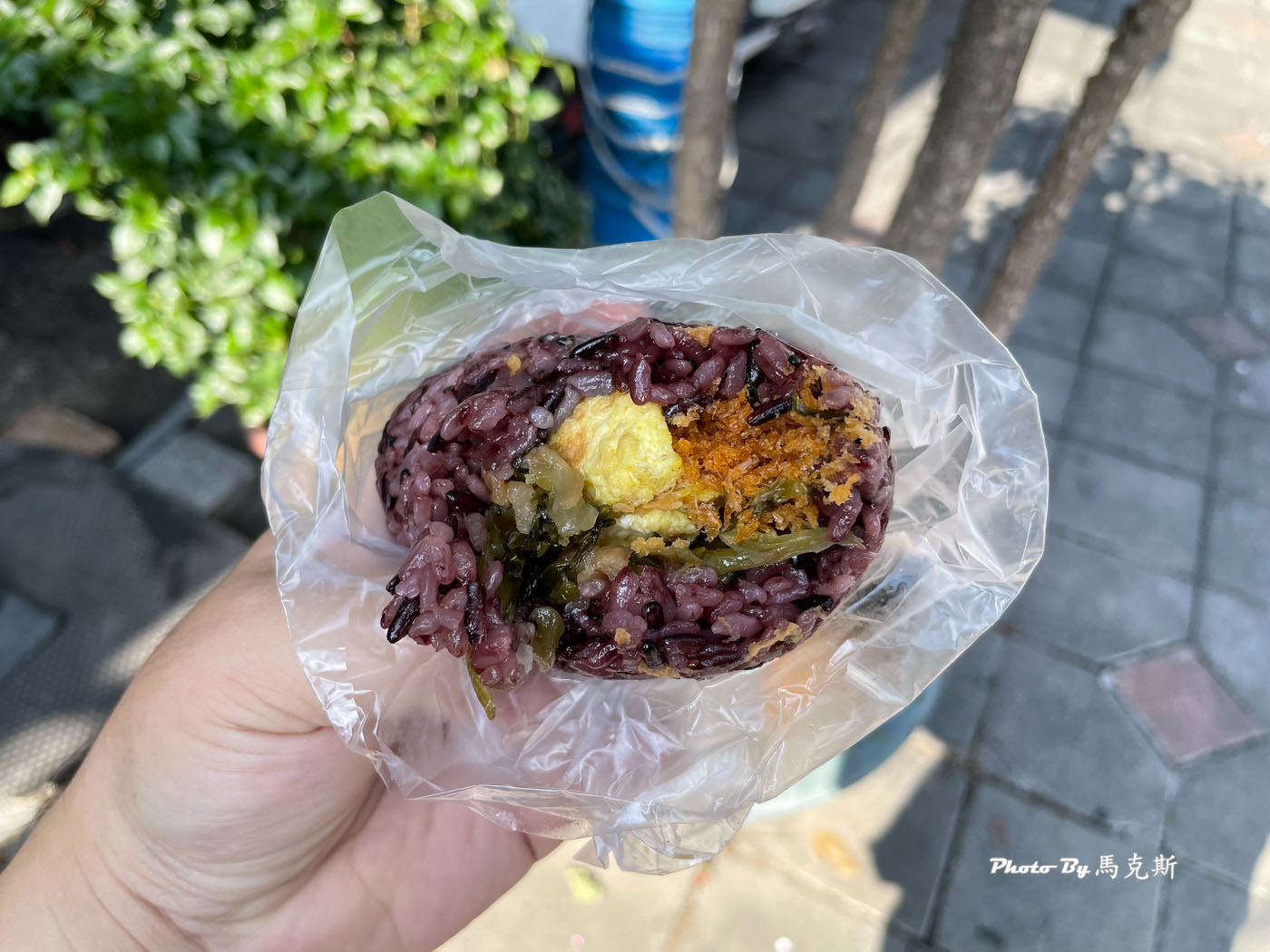 【南投美食推薦】南投黑古豆漿｜南崗工業區人氣銅板價早餐 古早味炒麵和飯糰喜歡 晚來容易賣完|外帶|台灣麻糬主題館|