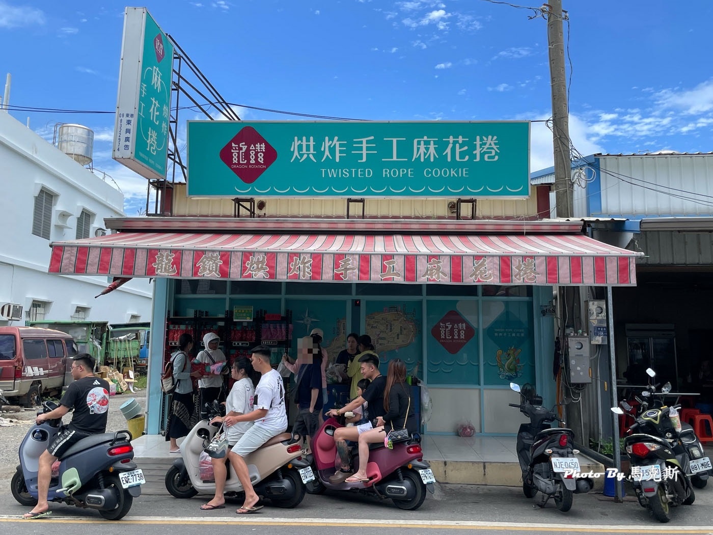 【小琉球伴手禮推薦】龍鑽烘炸手工麻花捲|小琉球人氣麻花捲 半烘半炸香酥脆不油膩 現場買10送1 可宅配 - 第2張圖 【小琉球伴手禮推薦】龍鑽烘炸手工麻花捲|小琉球人氣麻花捲 半烘半炸香酥脆不油膩 現場買10送1 可宅配