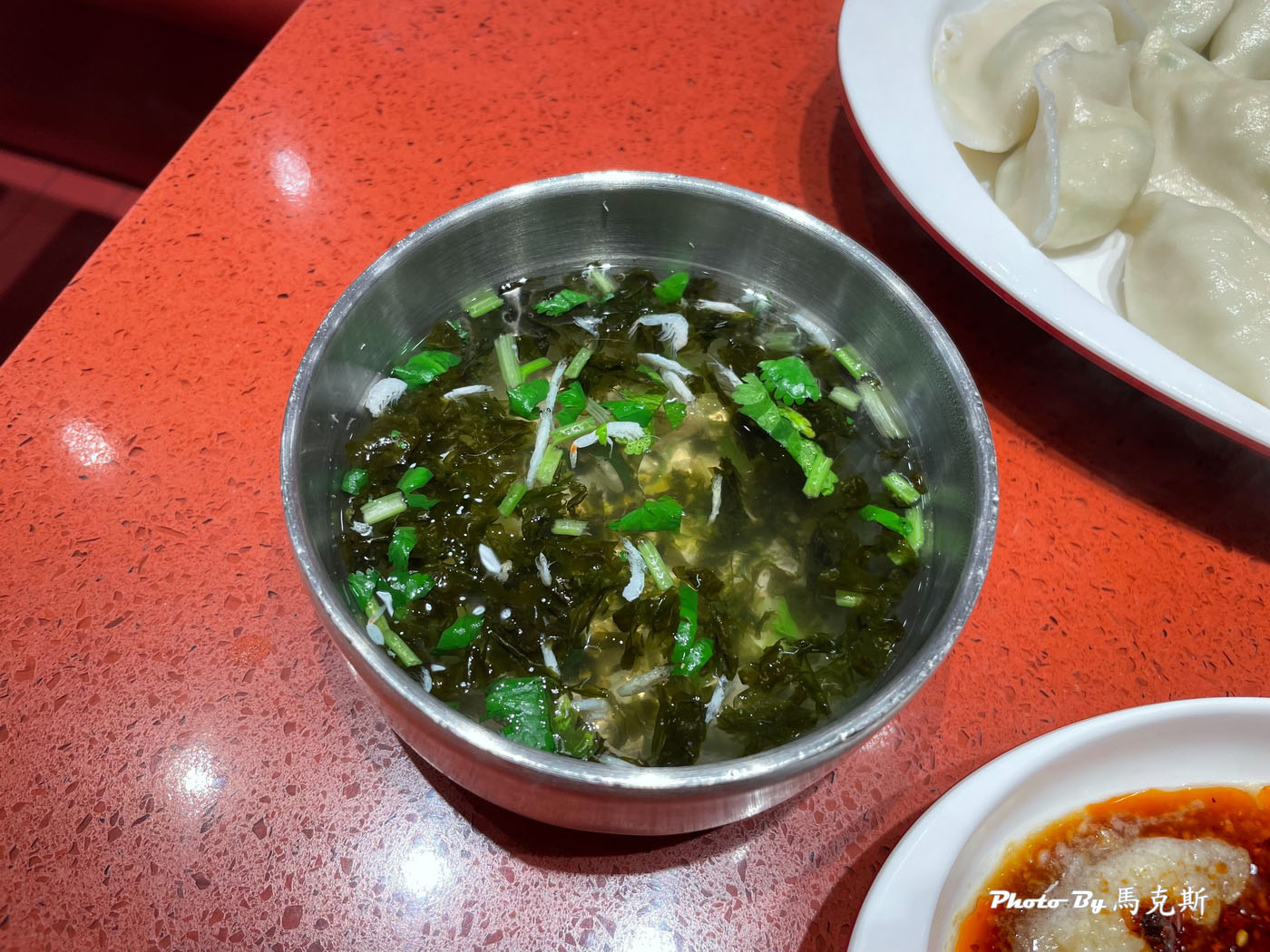 【上海美食推薦】喜家德蝦仁水餃日月光中心店｜手工現包現煮美味水餃 招牌蝦三鮮和角瓜雞蛋蝦皮都有水準 熱湯可免費享用