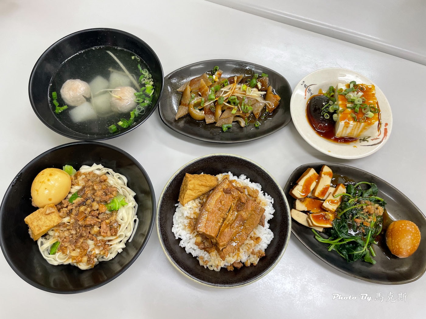 【台中東區美食推薦】金鹿港小吃店｜新開幕 爌肉飯軟嫩入味下飯 陽春麵小菜和湯品都不錯 下午不休息|外帶|外送|旱溪夜市|