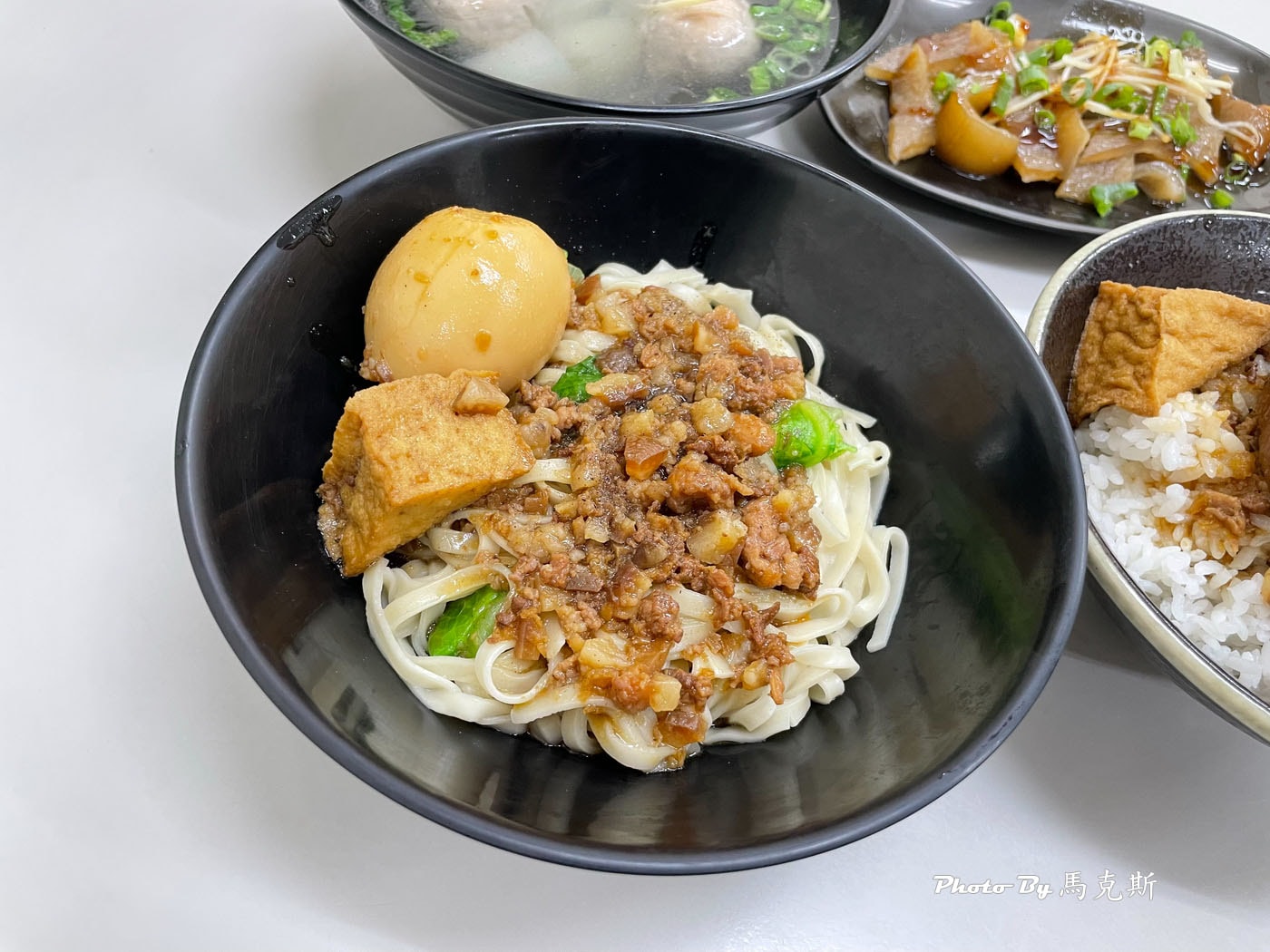 【台中東區美食推薦】金鹿港小吃店｜新開幕 爌肉飯軟嫩入味下飯 陽春麵小菜和湯品都不錯 下午不休息|外帶|外送|旱溪夜市|