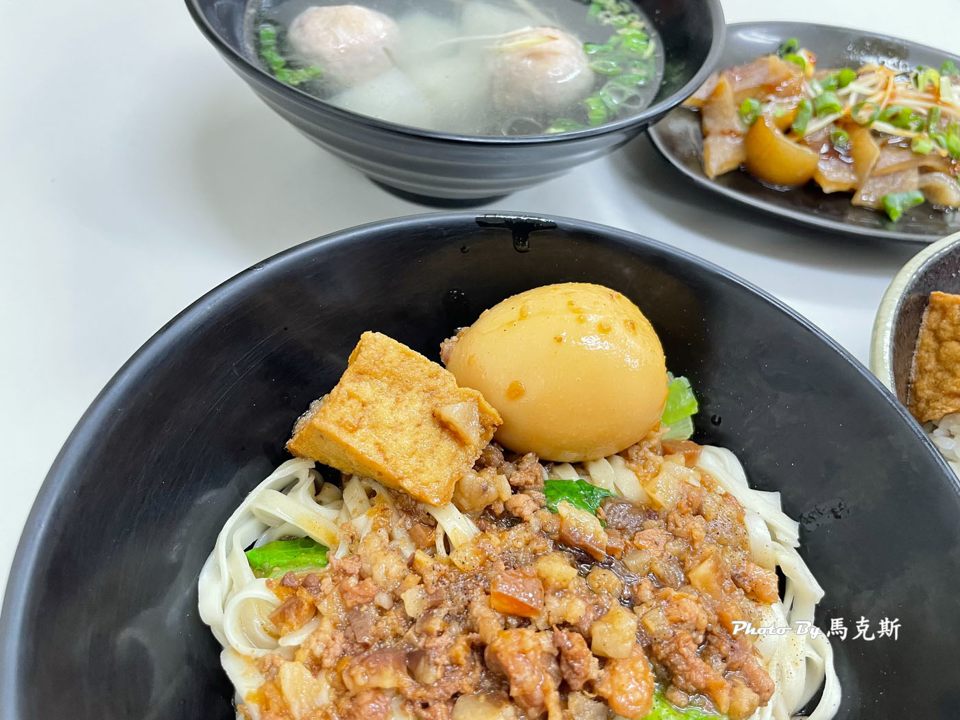 【台中東區美食推薦】金鹿港小吃店｜新開幕 爌肉飯軟嫩入味下飯 陽春麵小菜和湯品都不錯 下午不休息|外帶|外送|旱溪夜市|