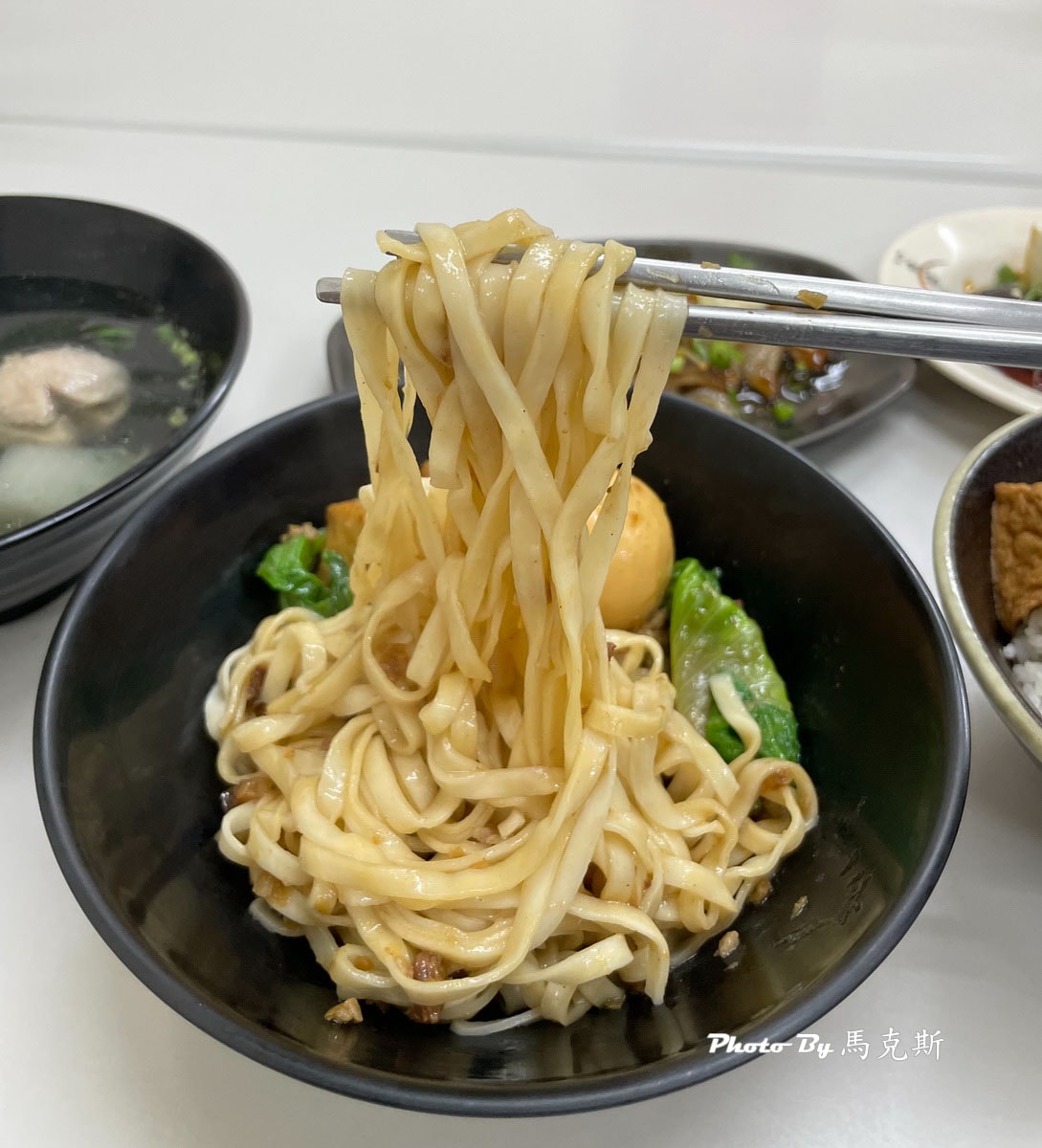 【台中東區美食推薦】金鹿港小吃店｜新開幕 爌肉飯軟嫩入味下飯 陽春麵小菜和湯品都不錯 下午不休息|外帶|外送|旱溪夜市|