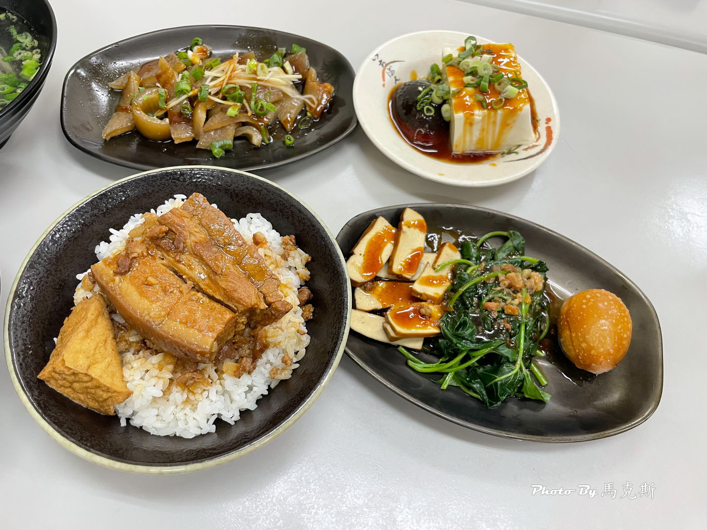 【台中東區美食推薦】金鹿港小吃店｜新開幕 爌肉飯軟嫩入味下飯 陽春麵小菜和湯品都不錯 下午不休息|外帶|外送|旱溪夜市|