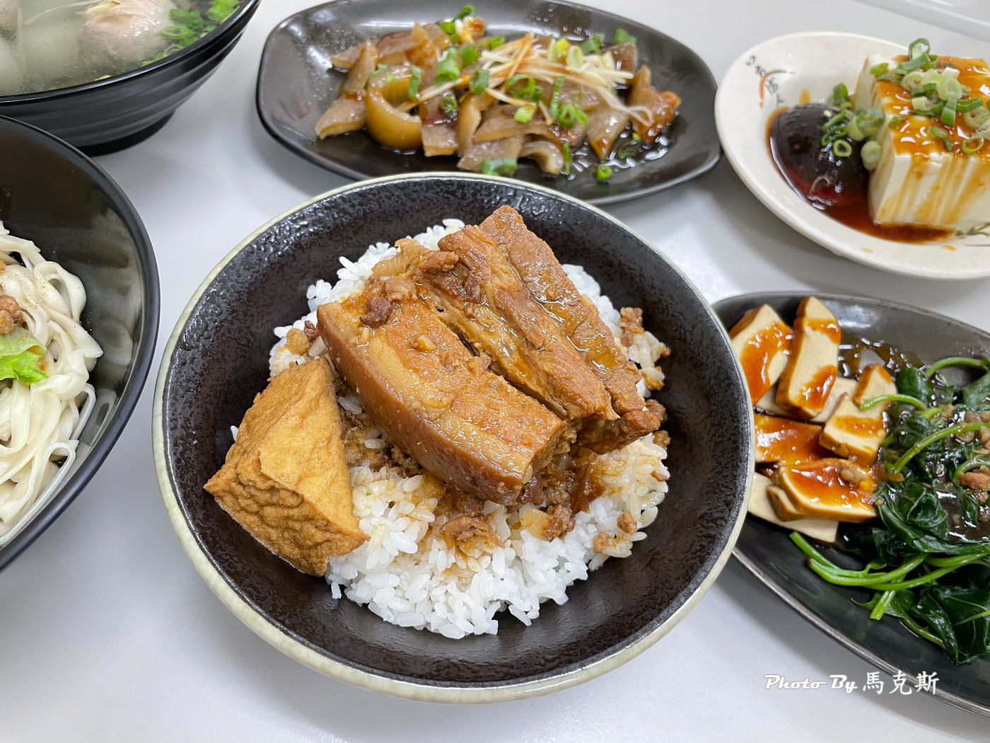【台中東區美食推薦】金鹿港小吃店｜新開幕 爌肉飯軟嫩入味下飯 陽春麵小菜和湯品都不錯 下午不休息|外帶|外送|旱溪夜市|
