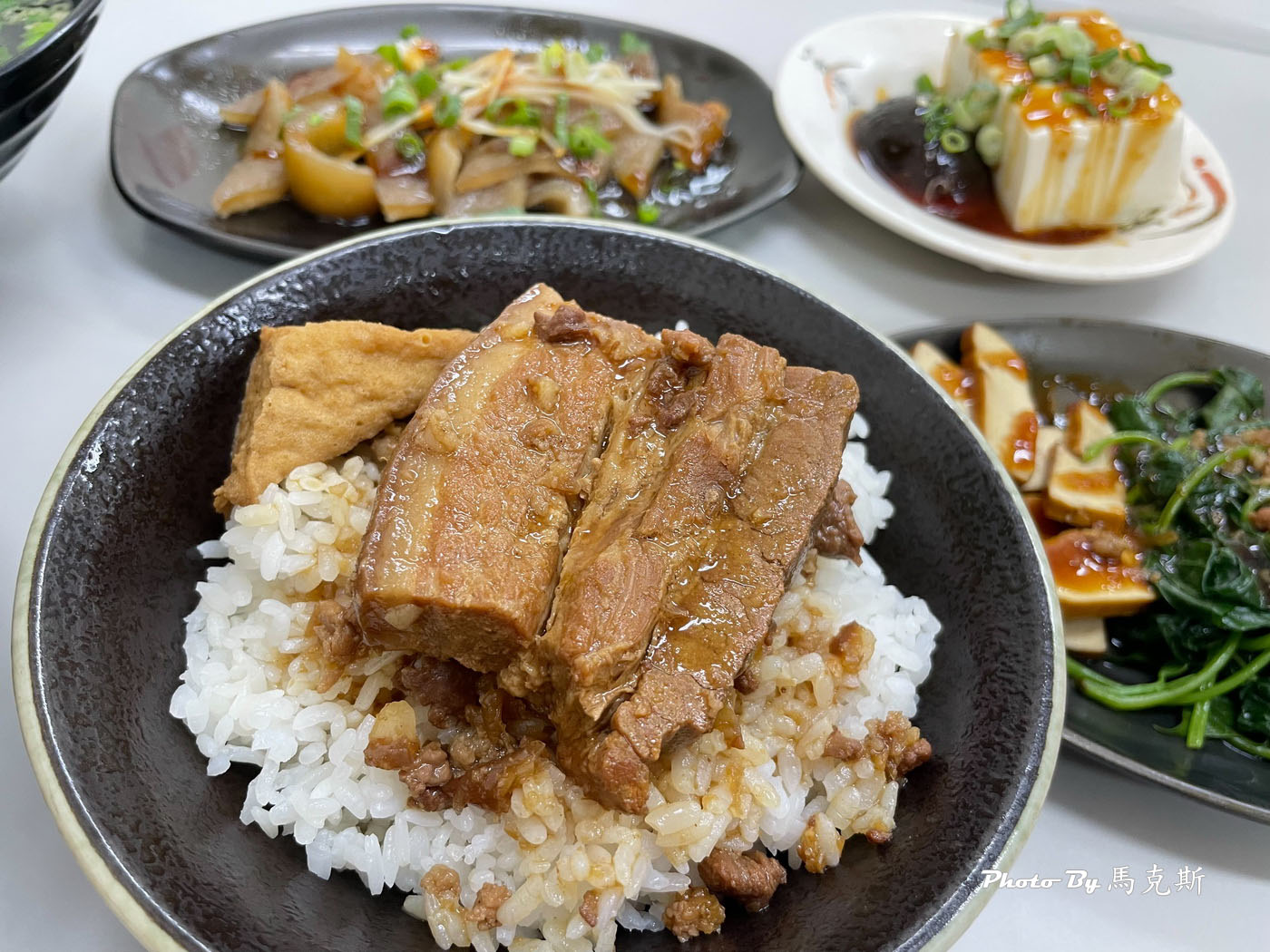 【台中東區美食推薦】金鹿港小吃店｜新開幕 爌肉飯軟嫩入味下飯 陽春麵小菜和湯品都不錯 下午不休息|外帶|外送|旱溪夜市|