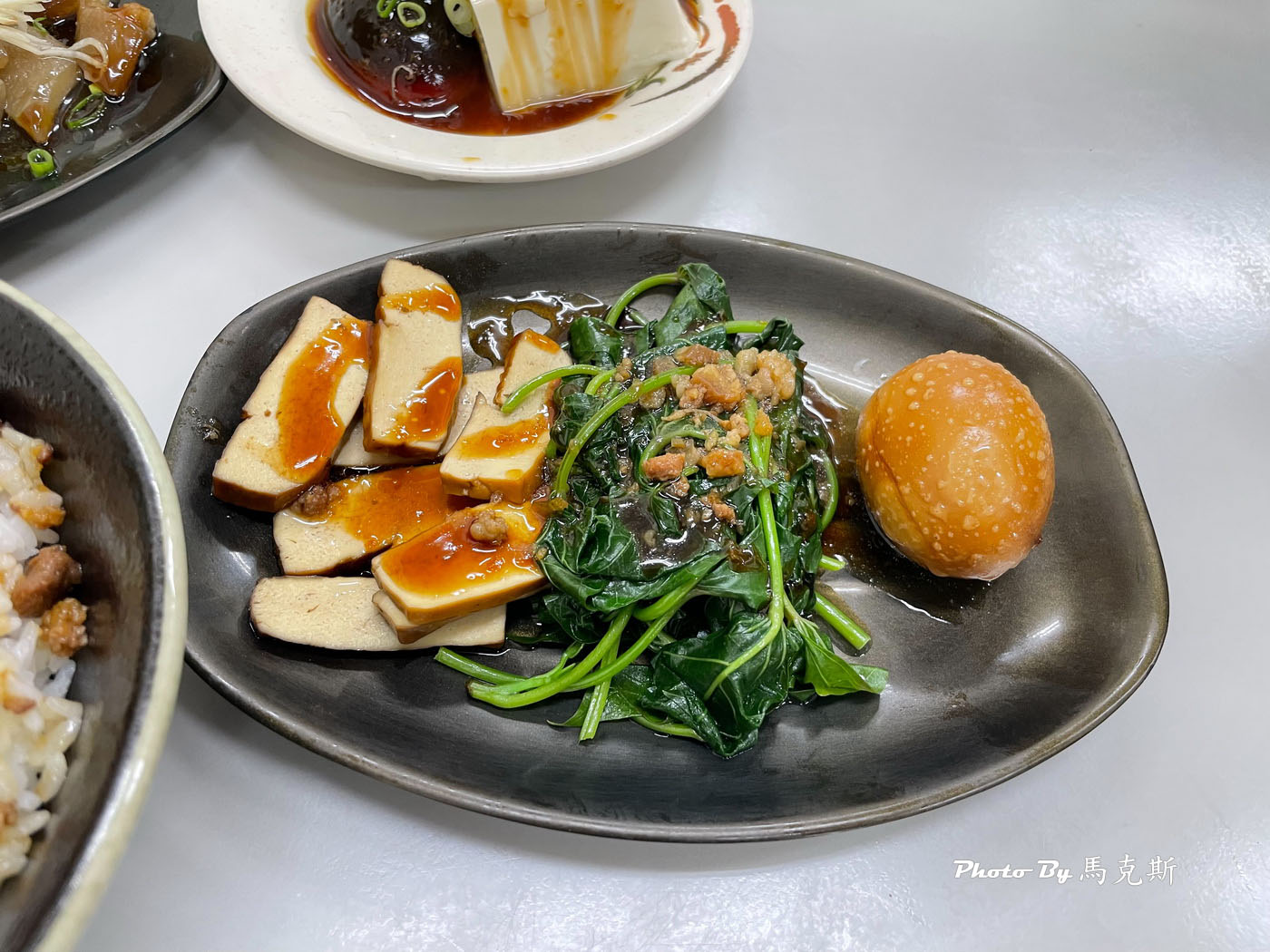 【台中東區美食推薦】金鹿港小吃店｜新開幕 爌肉飯軟嫩入味下飯 陽春麵小菜和湯品都不錯 下午不休息|外帶|外送|旱溪夜市|