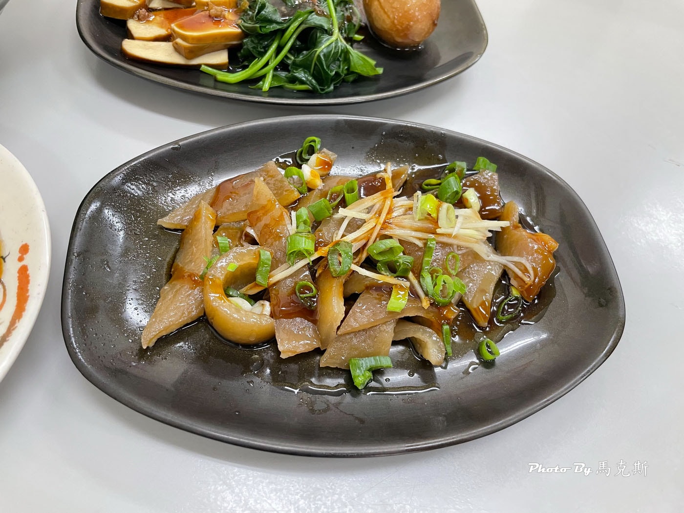 【台中東區美食推薦】金鹿港小吃店｜新開幕 爌肉飯軟嫩入味下飯 陽春麵小菜和湯品都不錯 下午不休息|外帶|外送|旱溪夜市|