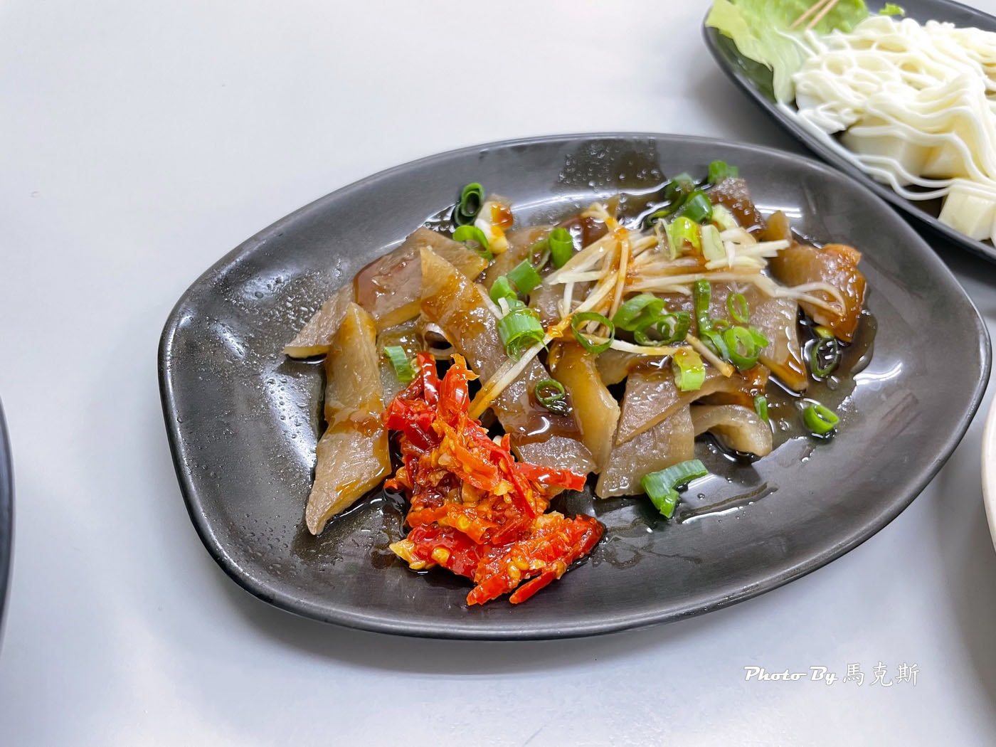 【台中東區美食推薦】金鹿港小吃店｜新開幕 爌肉飯軟嫩入味下飯 陽春麵小菜和湯品都不錯 下午不休息|外帶|外送|旱溪夜市|