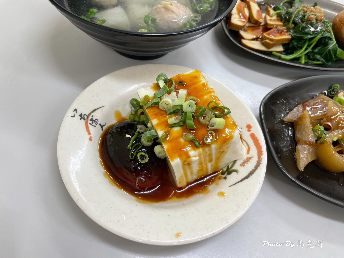 【台中東區美食推薦】金鹿港小吃店｜新開幕 爌肉飯軟嫩入味下飯 陽春麵小菜和湯品都不錯 下午不休息|外帶|外送|旱溪夜市|