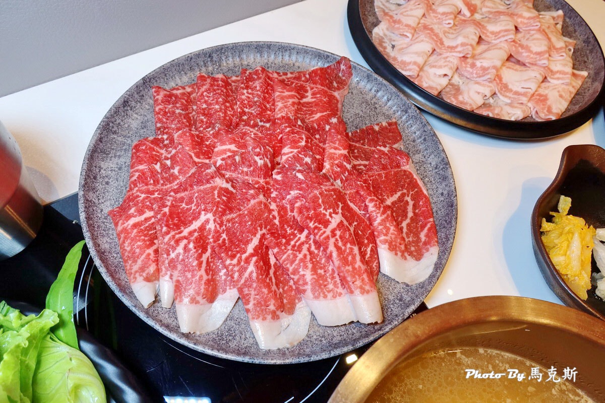 【員林美食推薦】桔日鍋物｜新開幕質感火鍋店 雙人套餐豐盛美味 限量滑嫩蒸蛋鍋 蔬食自助吧吃到飽 聚餐聚會新選擇 近員林車站