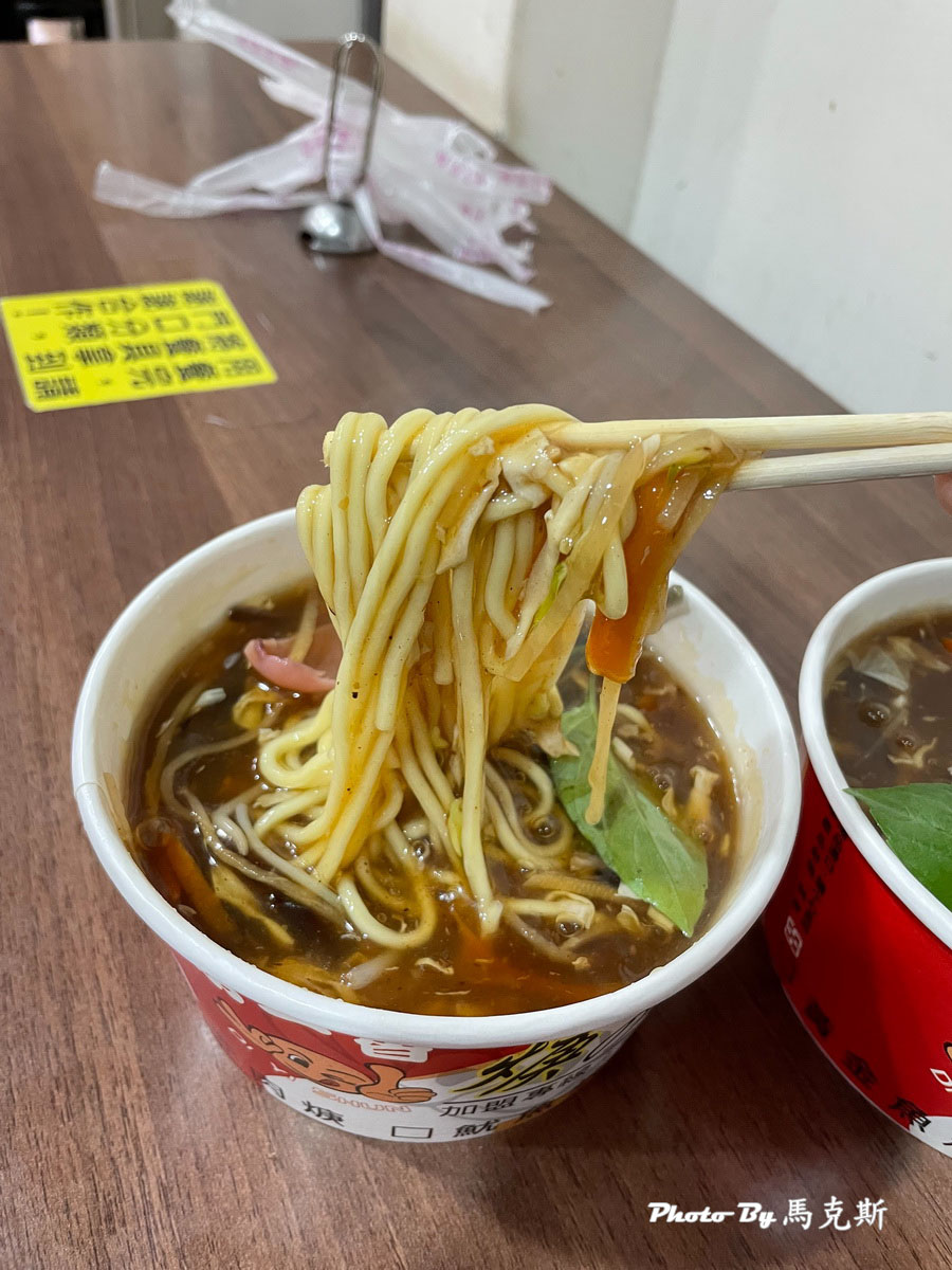 【苗栗通霄美食推薦】第一香焿專賣店苗栗通霄店｜白沙屯拱天宮前的美食小吃 首推黃金魚焿麵 參拜拱天宮 買好吃阿財客家發粿