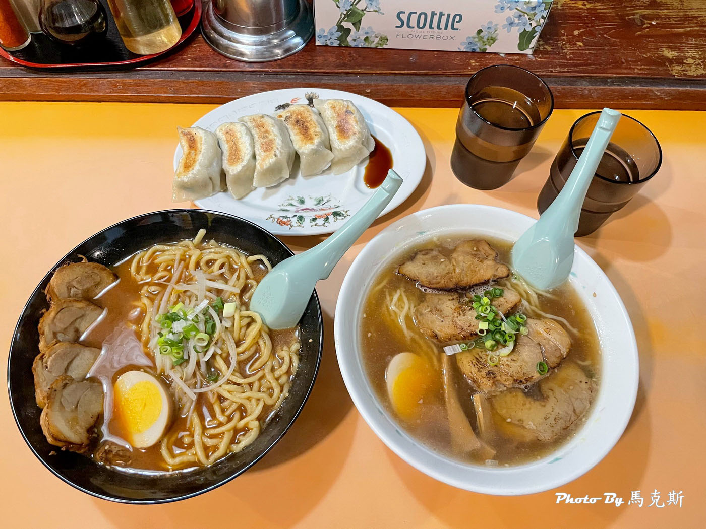 【沖繩美食推薦】獅子丸拉麵Shishimaru｜旭橋車站旁隱密拉麵小店 自製拉麵和煎餃都平價好吃 深受在地人喜愛 宵夜也吃的到 可外帶