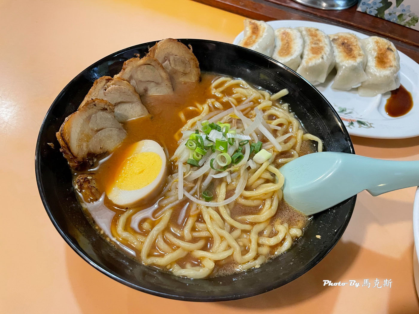 【沖繩美食推薦】獅子丸拉麵Shishimaru｜旭橋車站旁隱密拉麵小店 自製拉麵和煎餃都平價好吃 深受在地人喜愛 宵夜也吃的到 可外帶