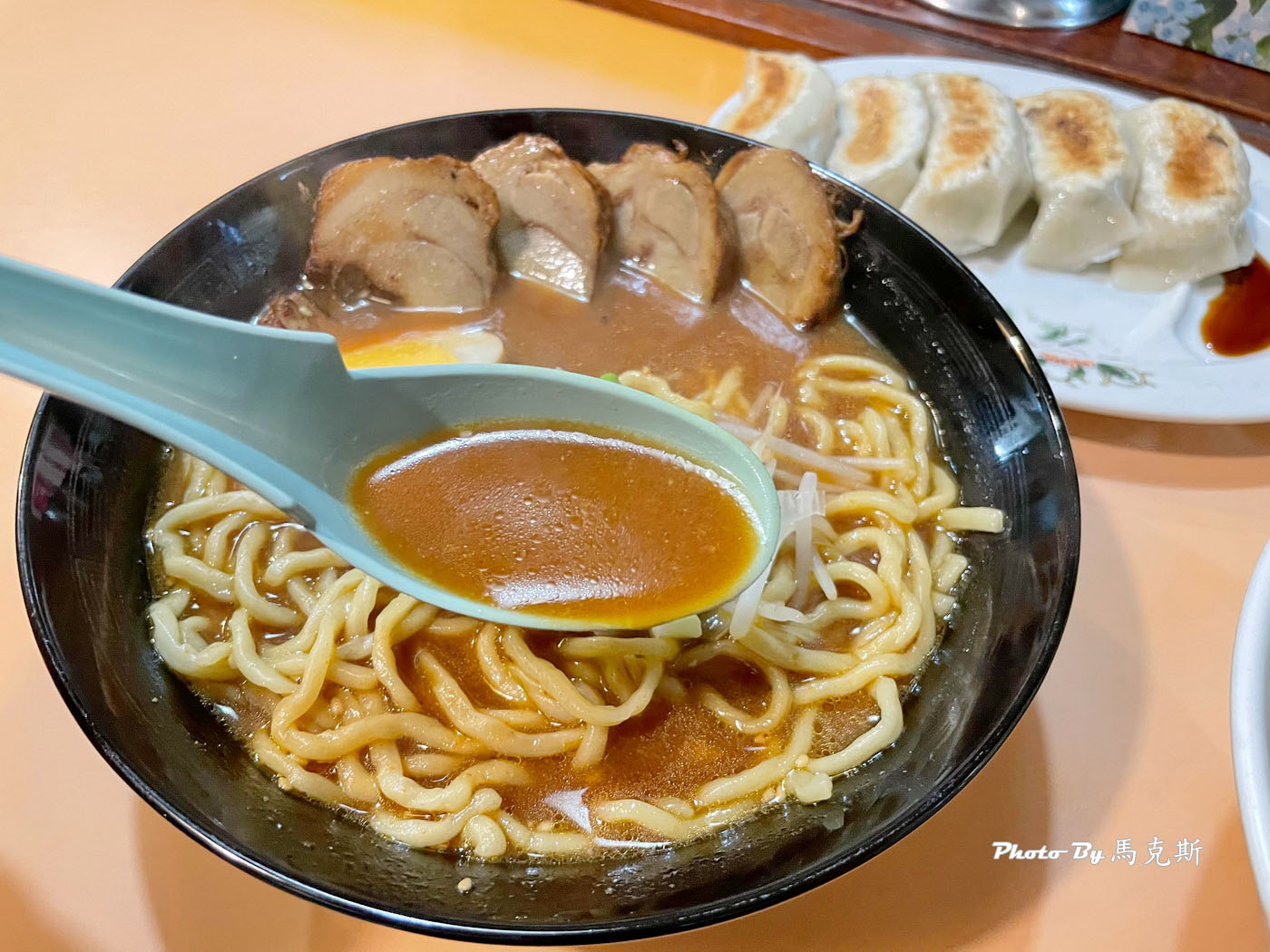 【沖繩美食推薦】獅子丸拉麵Shishimaru｜旭橋車站旁隱密拉麵小店 自製拉麵和煎餃都平價好吃 深受在地人喜愛 宵夜也吃的到 可外帶
