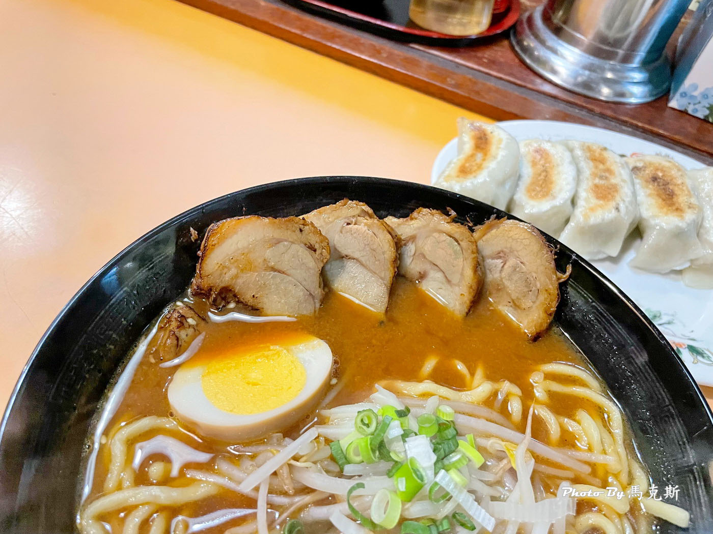 【沖繩美食推薦】獅子丸拉麵Shishimaru｜旭橋車站旁隱密拉麵小店 自製拉麵和煎餃都平價好吃 深受在地人喜愛 宵夜也吃的到 可外帶
