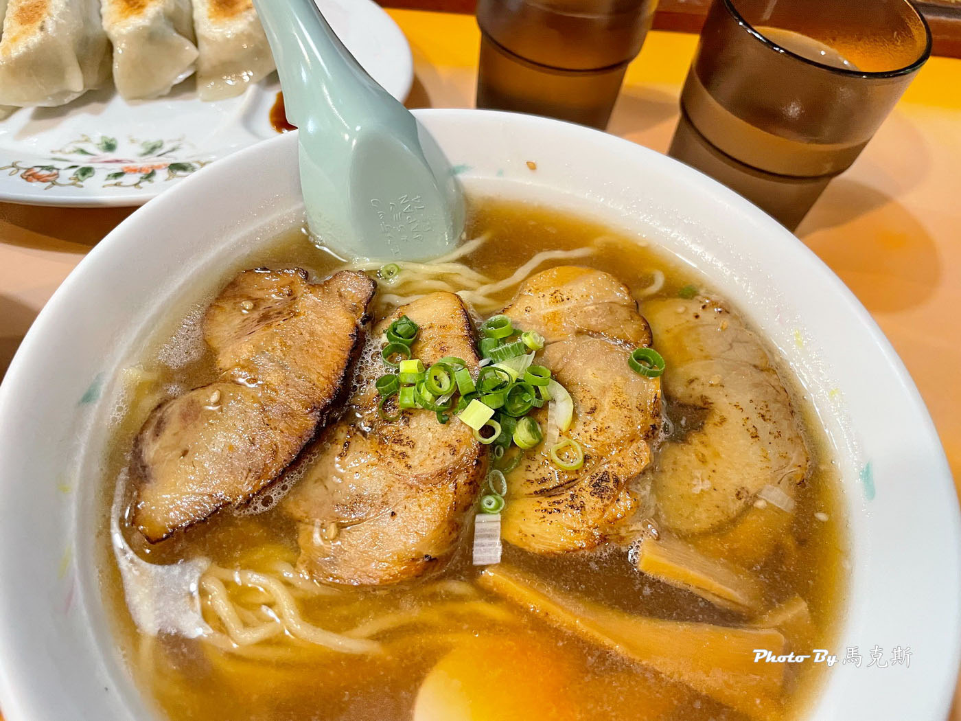 【沖繩美食推薦】獅子丸拉麵Shishimaru｜旭橋車站旁隱密拉麵小店 自製拉麵和煎餃都平價好吃 深受在地人喜愛 宵夜也吃的到 可外帶