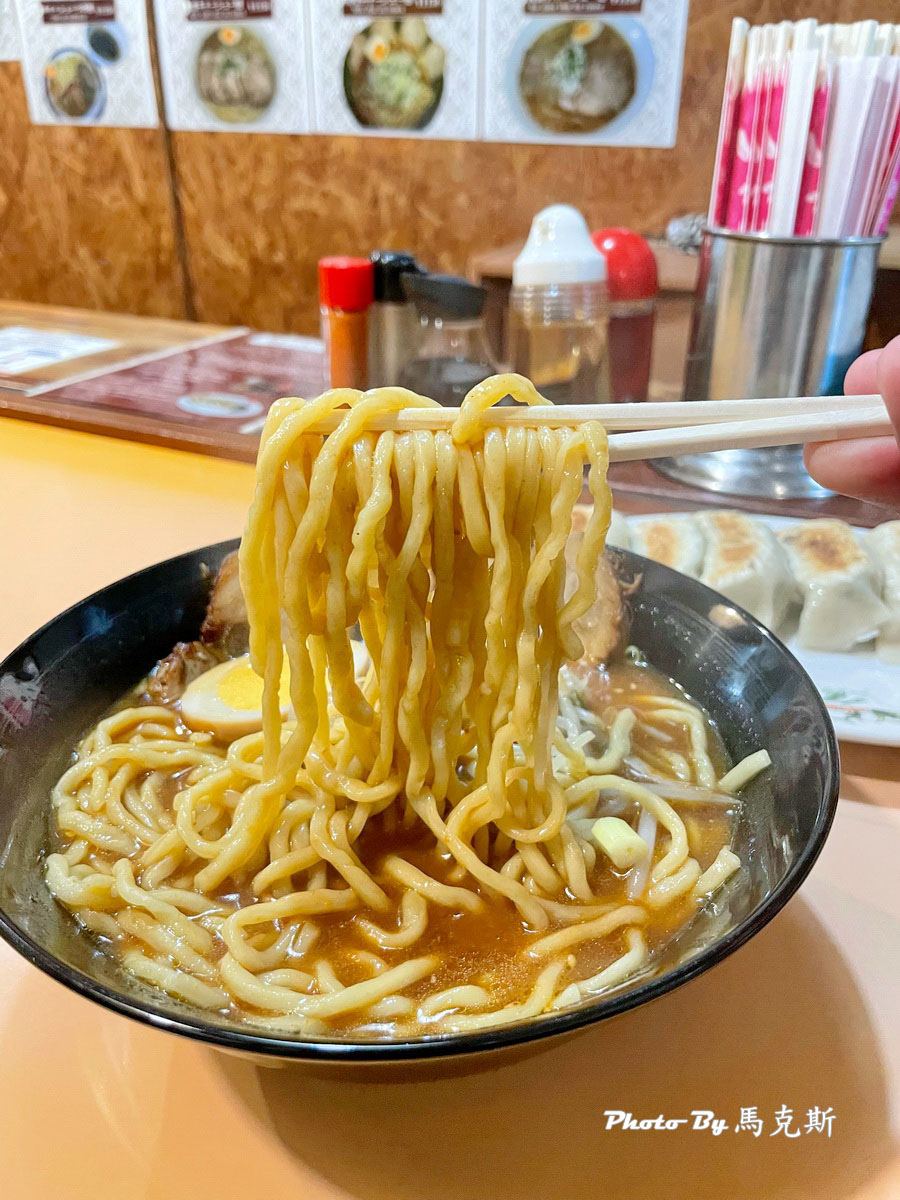 【沖繩美食推薦】獅子丸拉麵Shishimaru｜旭橋車站旁隱密拉麵小店 自製拉麵和煎餃都平價好吃 深受在地人喜愛 宵夜也吃的到 可外帶