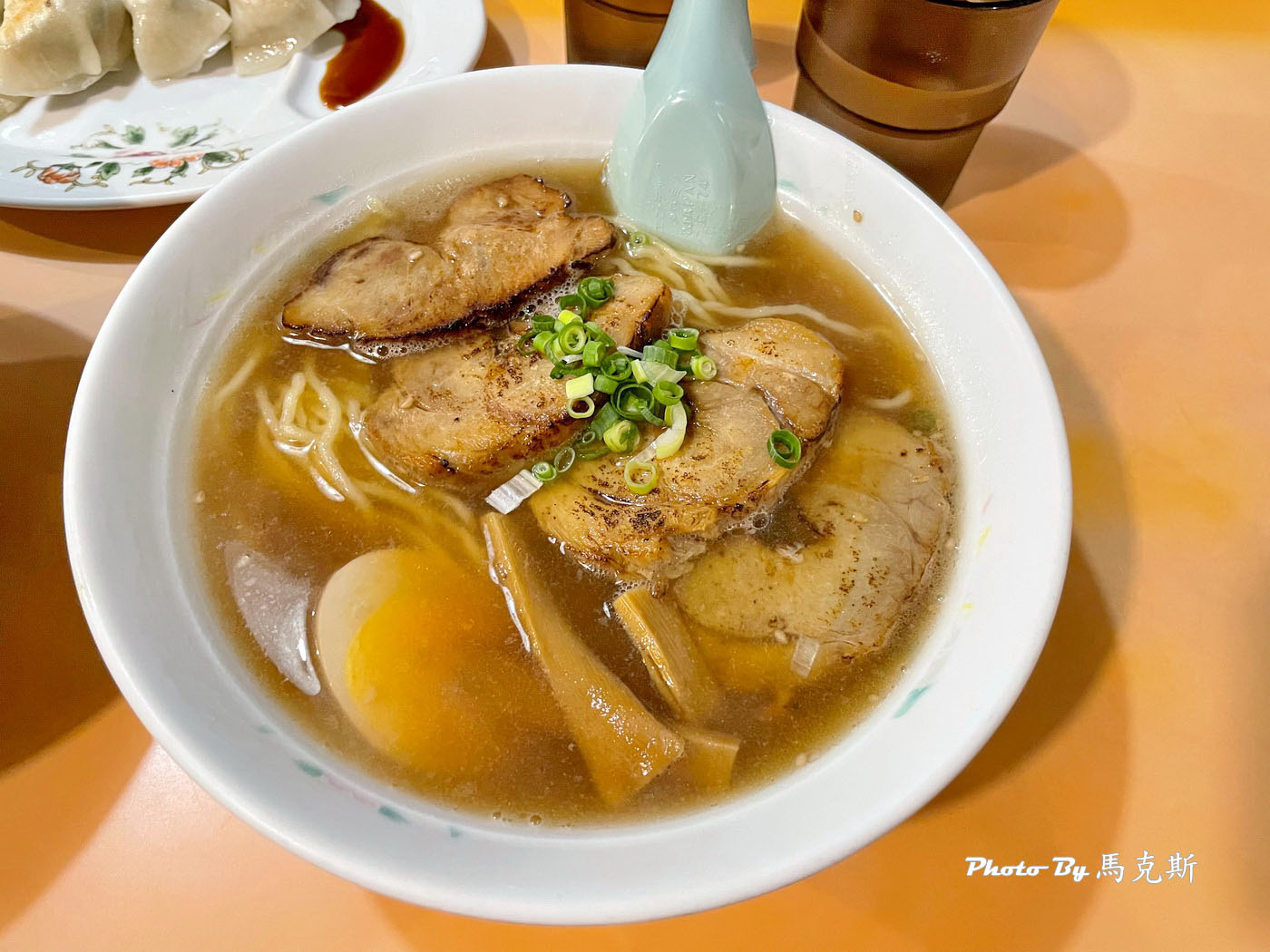 【沖繩美食推薦】獅子丸拉麵Shishimaru｜旭橋車站旁隱密拉麵小店 自製拉麵和煎餃都平價好吃 深受在地人喜愛 宵夜也吃的到 可外帶
