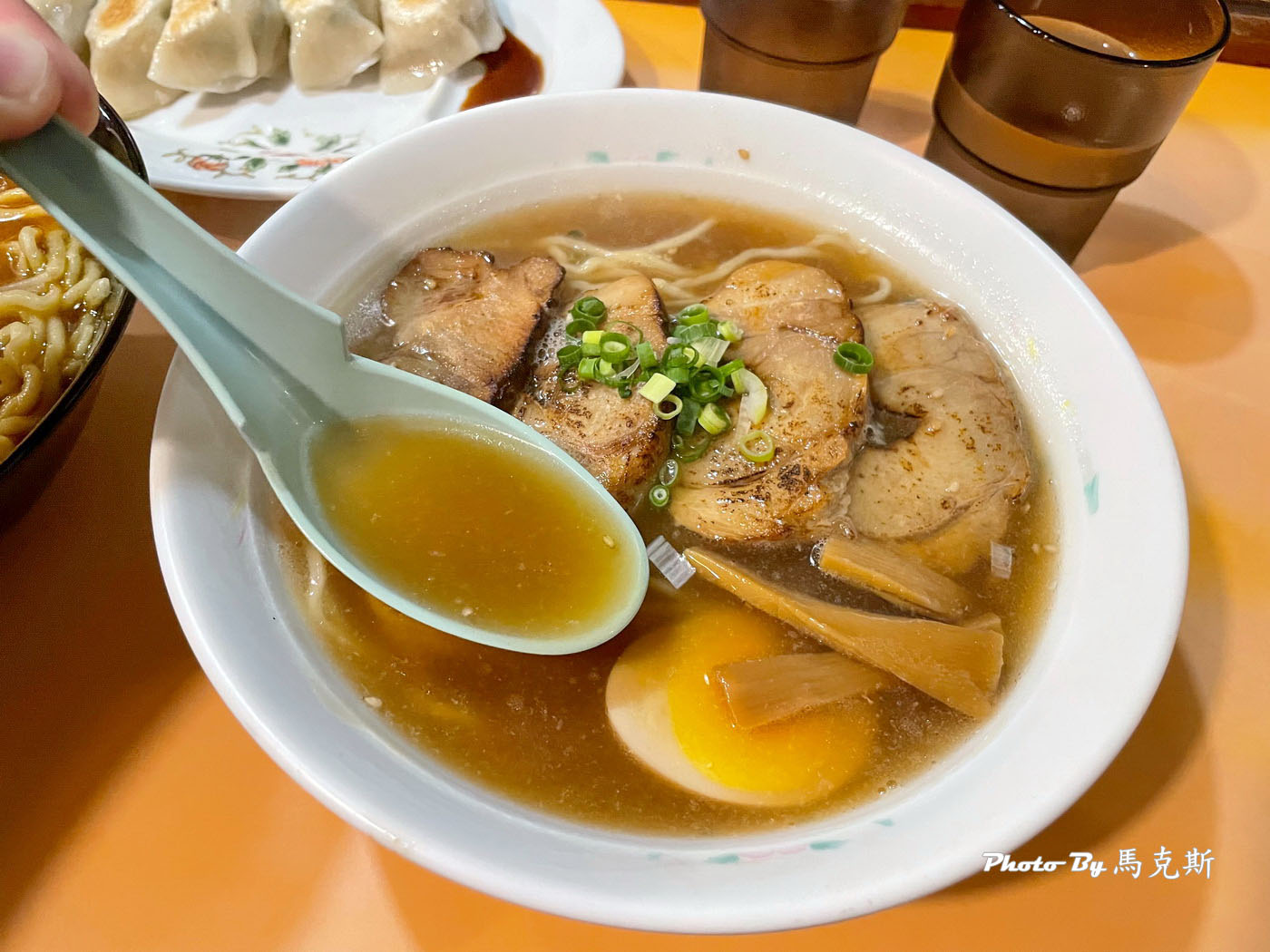 【沖繩美食推薦】獅子丸拉麵Shishimaru｜旭橋車站旁隱密拉麵小店 自製拉麵和煎餃都平價好吃 深受在地人喜愛 宵夜也吃的到 可外帶