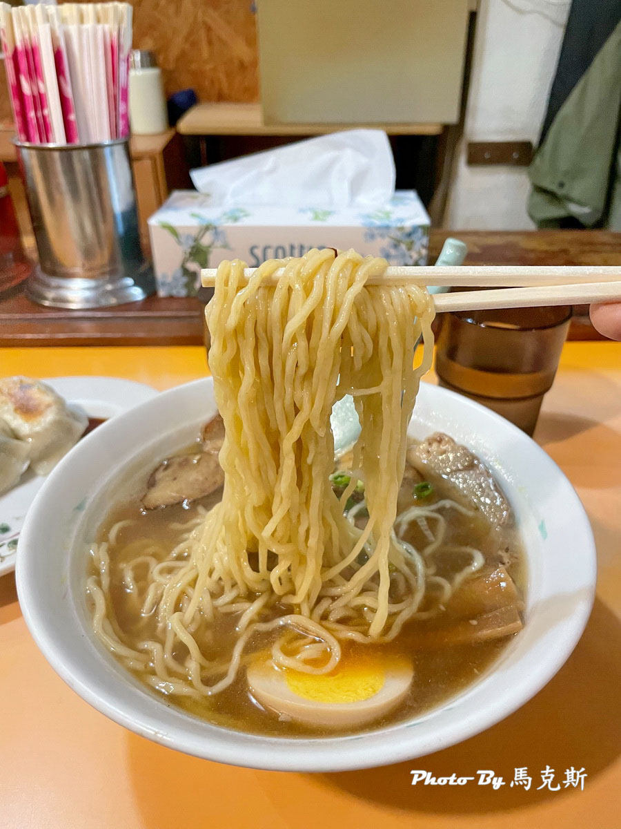 【沖繩美食推薦】獅子丸拉麵Shishimaru｜旭橋車站旁隱密拉麵小店 自製拉麵和煎餃都平價好吃 深受在地人喜愛 宵夜也吃的到 可外帶