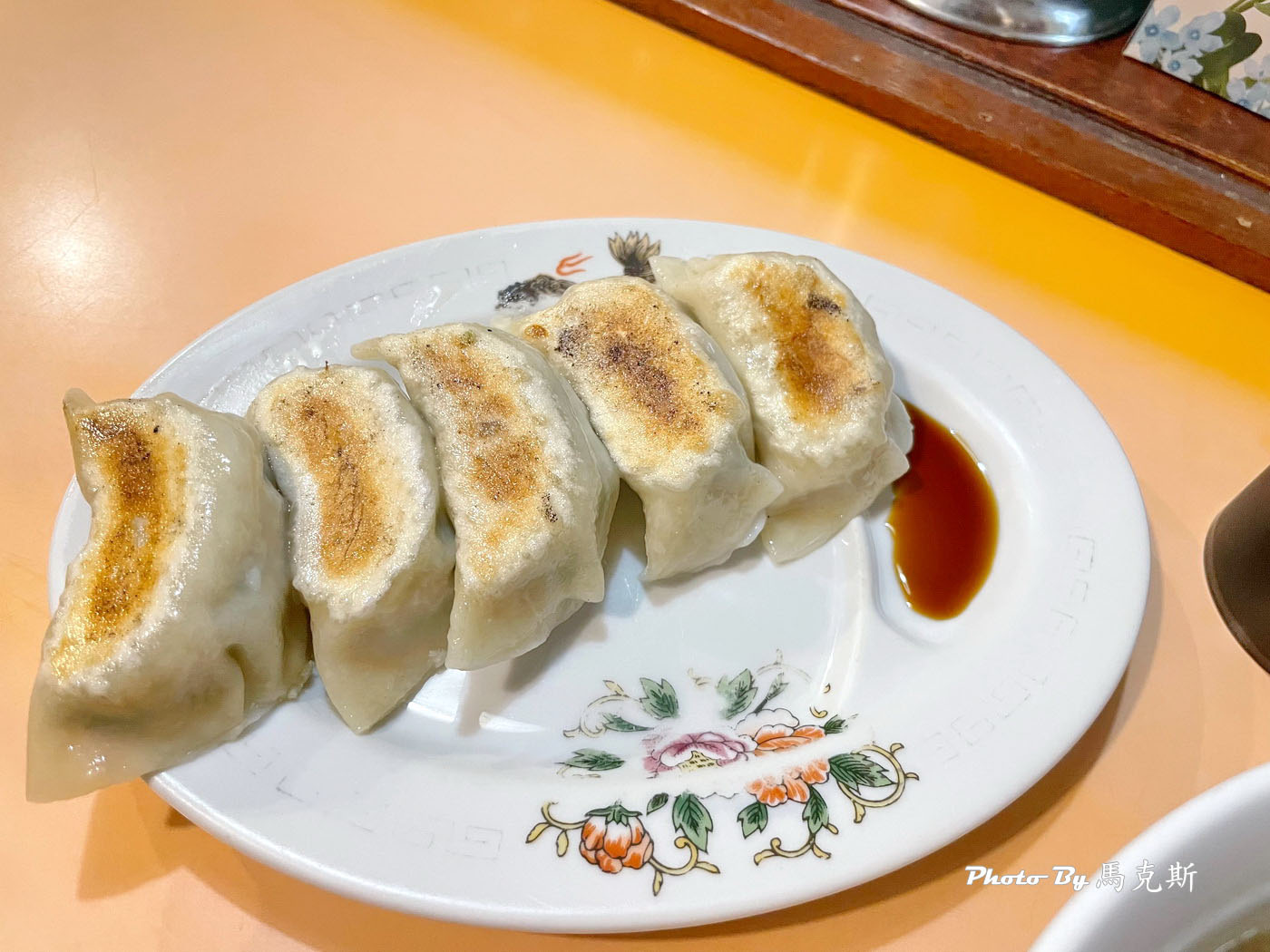 【沖繩美食推薦】獅子丸拉麵Shishimaru｜旭橋車站旁隱密拉麵小店 自製拉麵和煎餃都平價好吃 深受在地人喜愛 宵夜也吃的到 可外帶