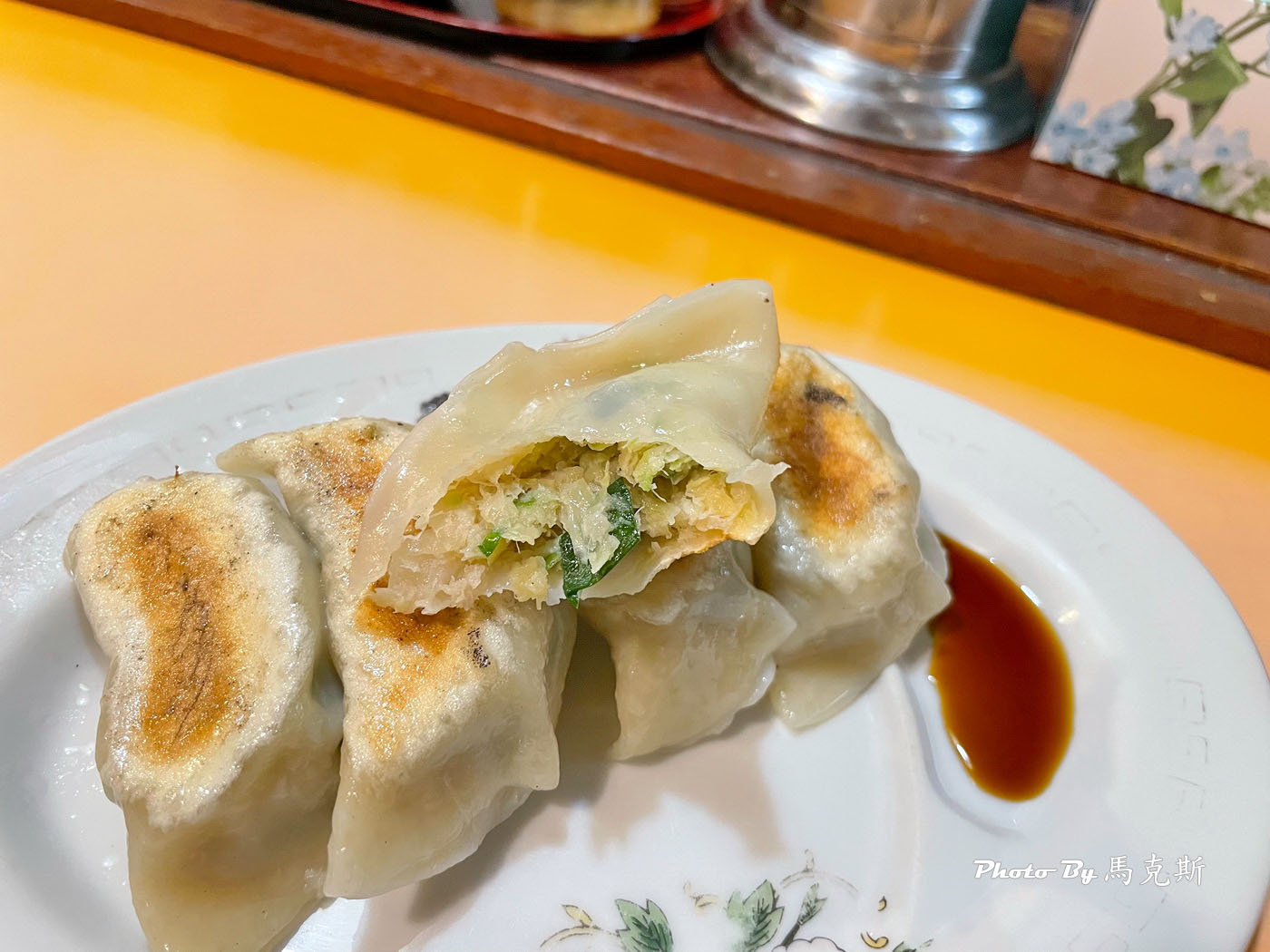 【沖繩美食推薦】獅子丸拉麵Shishimaru｜旭橋車站旁隱密拉麵小店 自製拉麵和煎餃都平價好吃 深受在地人喜愛 宵夜也吃的到 可外帶
