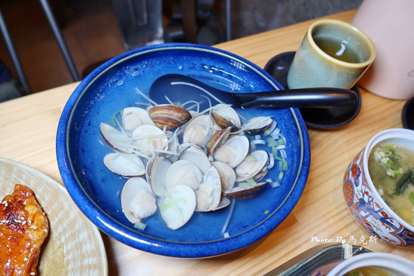 【嘉義西區美食推薦】心晴日式定食專売｜人氣唐揚雞排飯糰套餐豐盛美味 特上刺身海鮮丼厚切又新鮮 生意好值得再訪|外帶|嘉義火車站|嘉義文化路夜市|