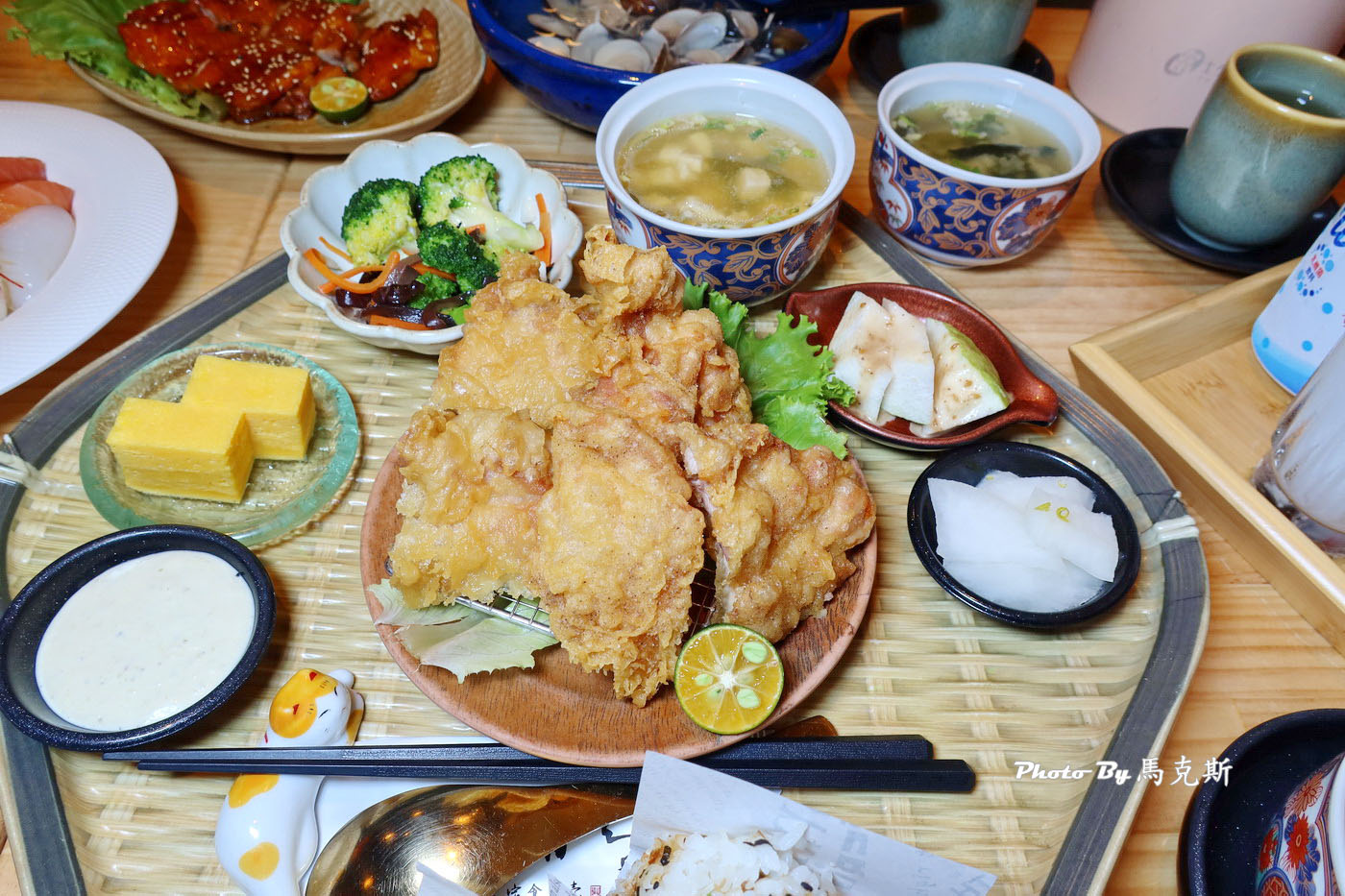 【嘉義西區美食推薦】心晴日式定食專売｜人氣唐揚雞排飯糰套餐豐盛美味 特上刺身海鮮丼厚切又新鮮 生意好值得再訪|外帶|嘉義火車站|嘉義文化路夜市|