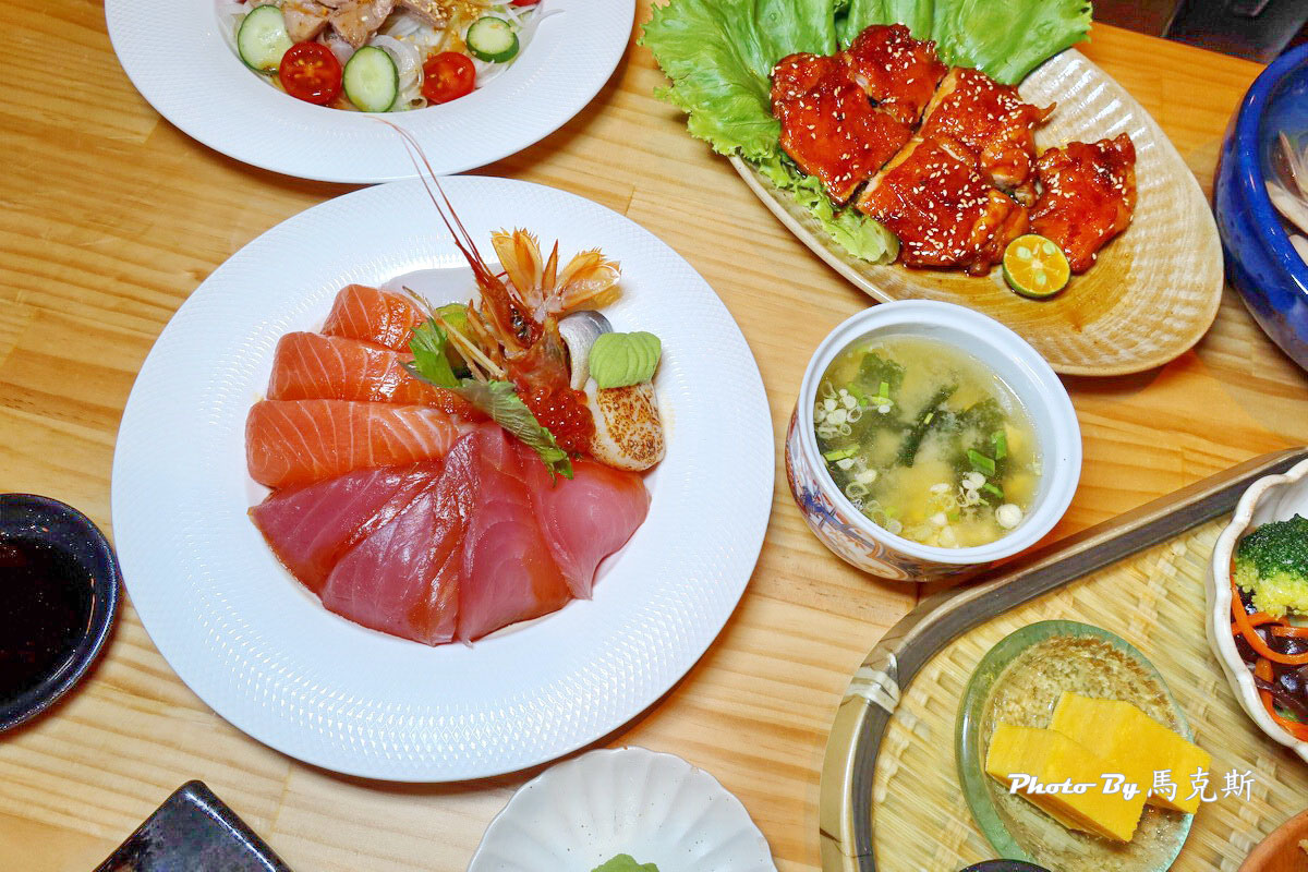 【嘉義西區美食推薦】心晴日式定食專売｜人氣唐揚雞排飯糰套餐豐盛美味 特上刺身海鮮丼厚切又新鮮 生意好值得再訪|外帶|嘉義火車站|嘉義文化路夜市|